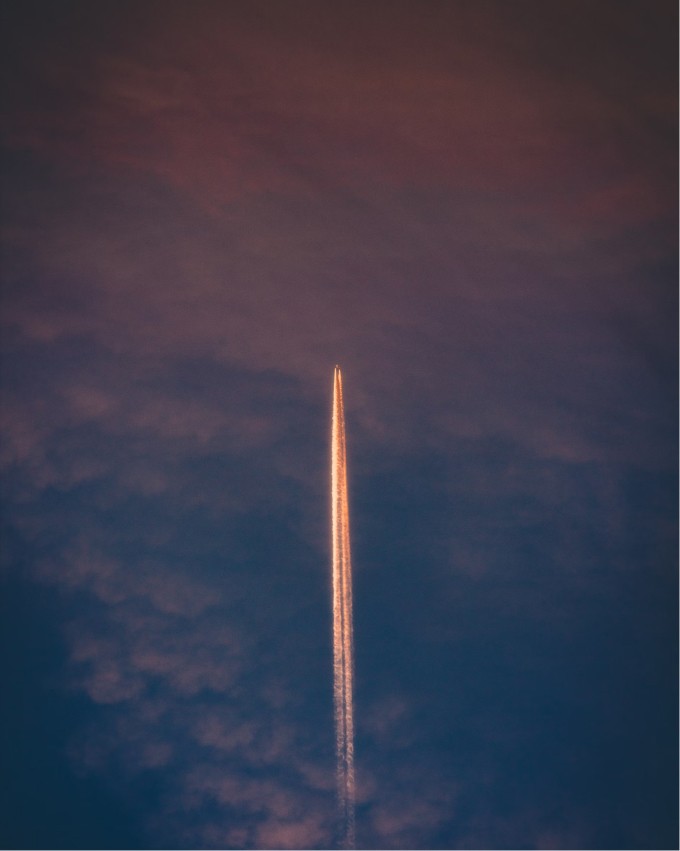 Kondensstreifen im Himmel
